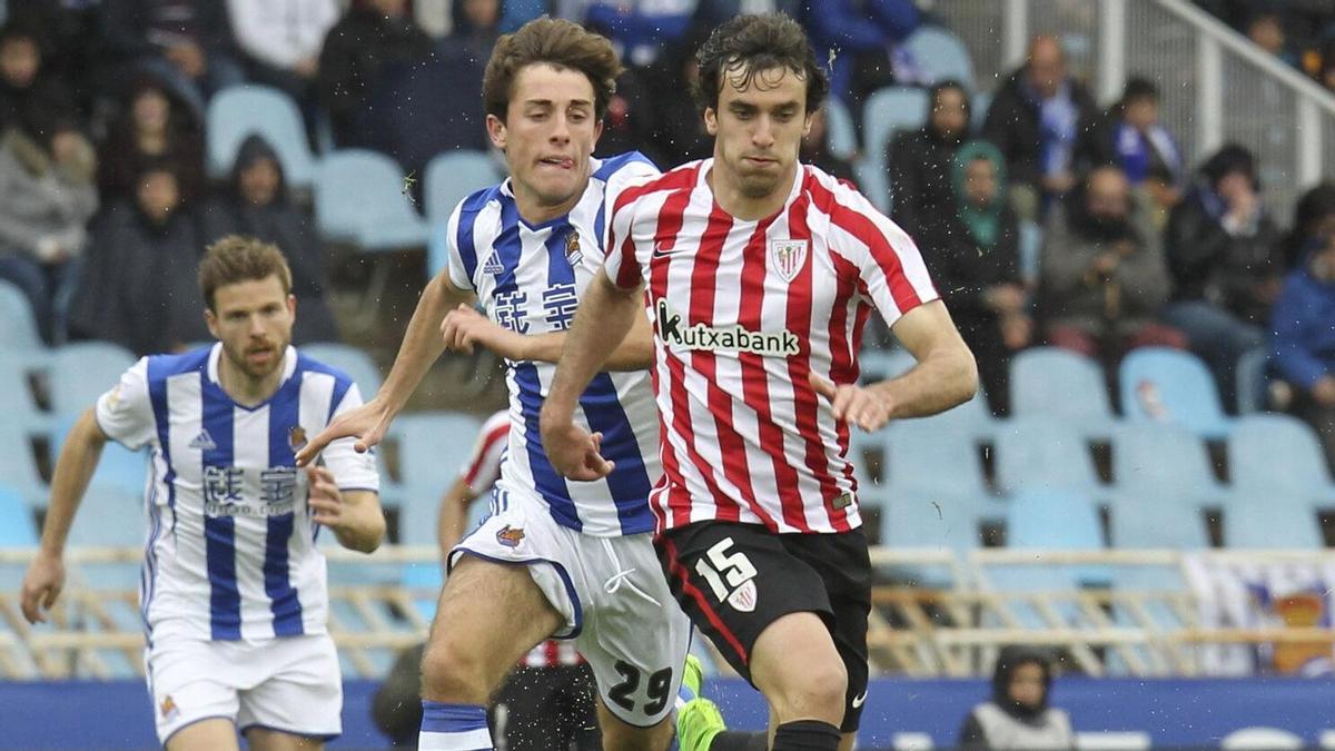 Iñigo Lekue conduce el balón ante la oposición de Álvaro Odriozola