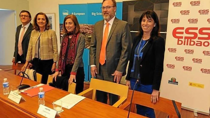 Responsables del Consejo Rector de ESS-Bilbao, con el director de la fuente europea