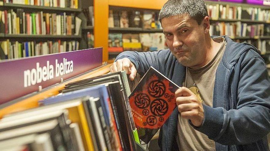 “Tailerrak leku aproposak iruditzen zaizkit nobela beltzak kokatzeko”
