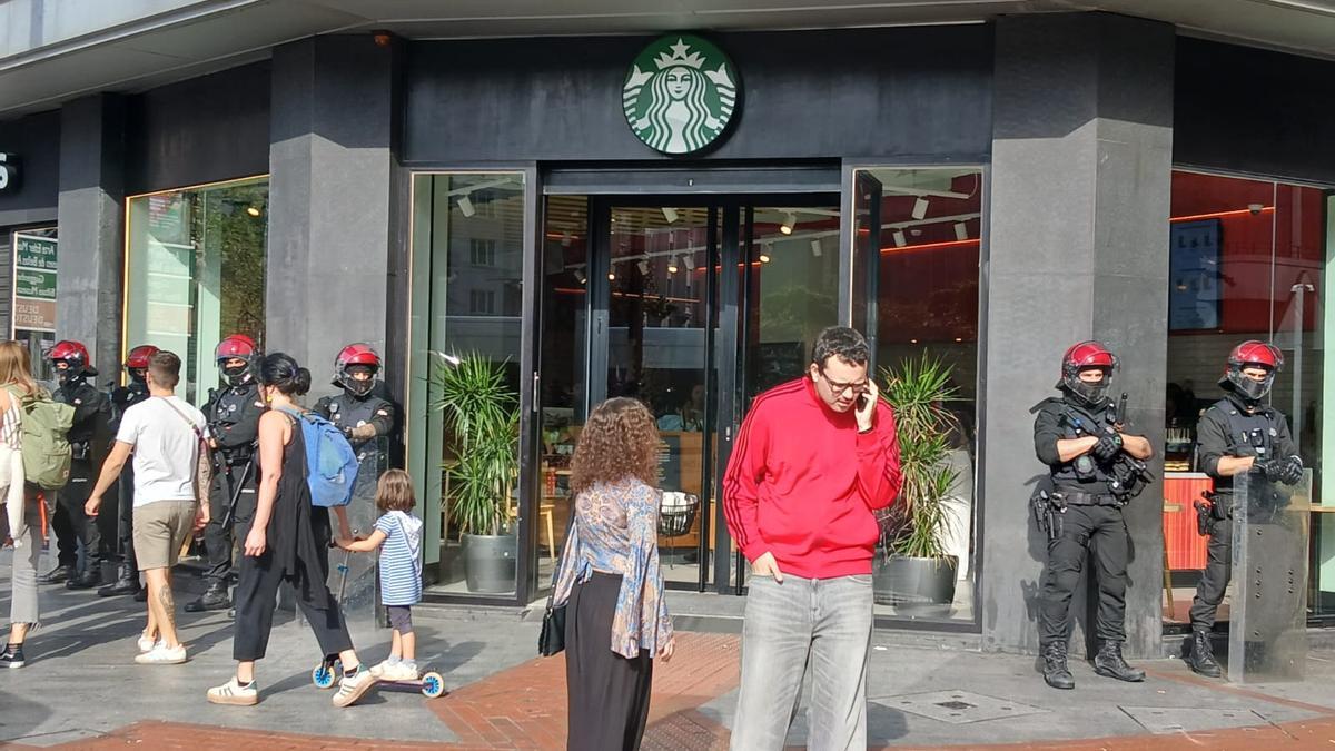 Ertzainas junto al local de Starbucks