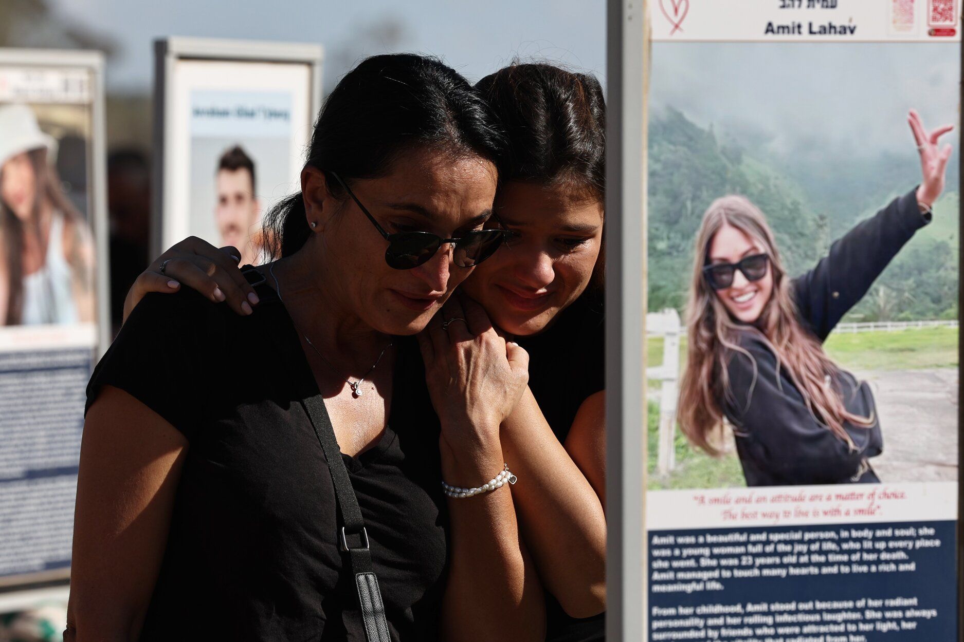 Familias israelíes visitan los monumentos conmemorativos en el recinto del festival de música Nova