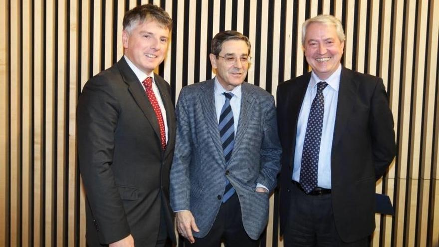 Presidentes de las cajas vascas:  Xabier Iturbe (Kutxa), Mario Fernández (BBK) y Carlos Zapatero (Vital)