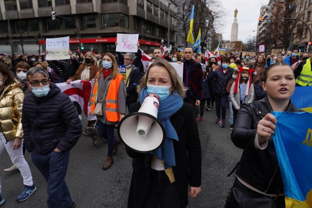 Miles de vascos se manifiestan en contra de la invasión rusa en Ucrania
