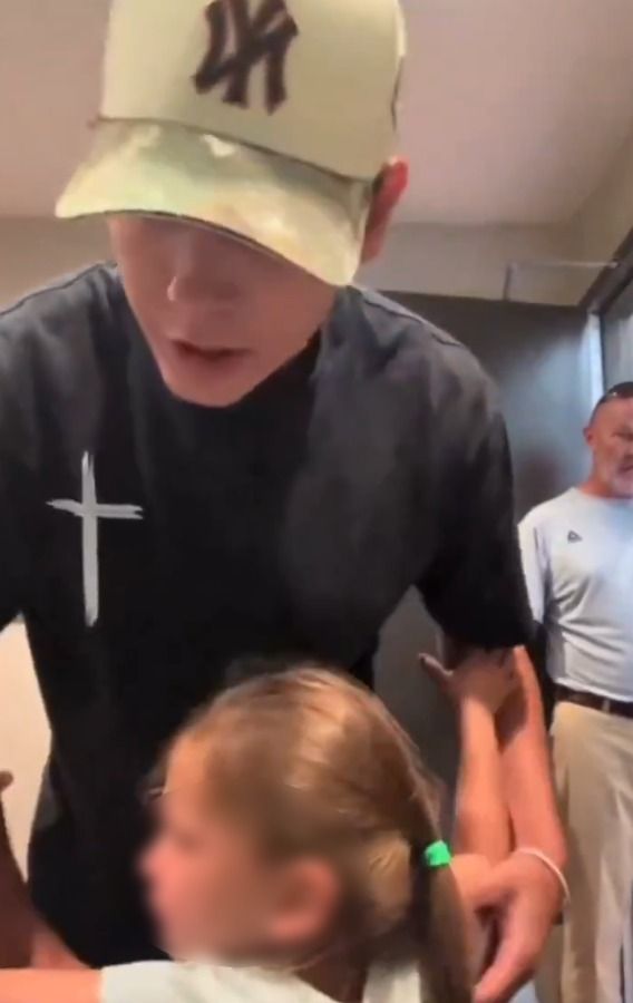 Un padre lleva a sus dos hijas pequeñas a un baño de mujeres vacío durante un viaje porque necesitan ir al baño. Un desconocido empieza a gritar y llama a la policía