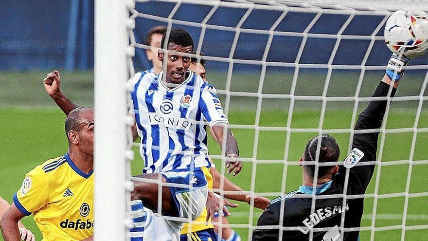 Alexander Isak cabecea a la red el extraordinario centro de Adnan Januzaj. Foto: Efe