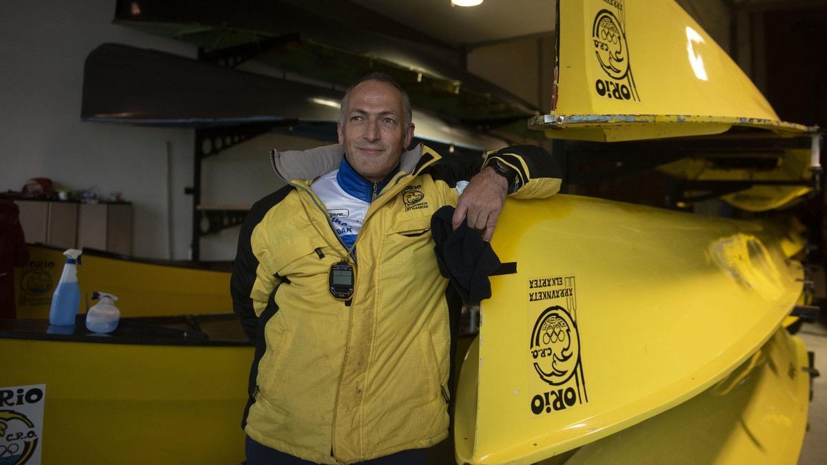 Santi Zabaleta, durante su etapa como entrenador de la trainera femenina de Orio.