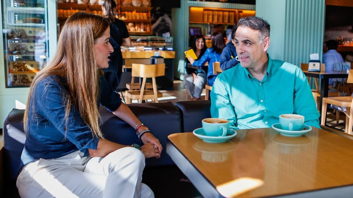 La periodista Itxaso Mitxitorena en un momento de la grabación de la entrevista con el exportero rojillo, Javier López Vallejo