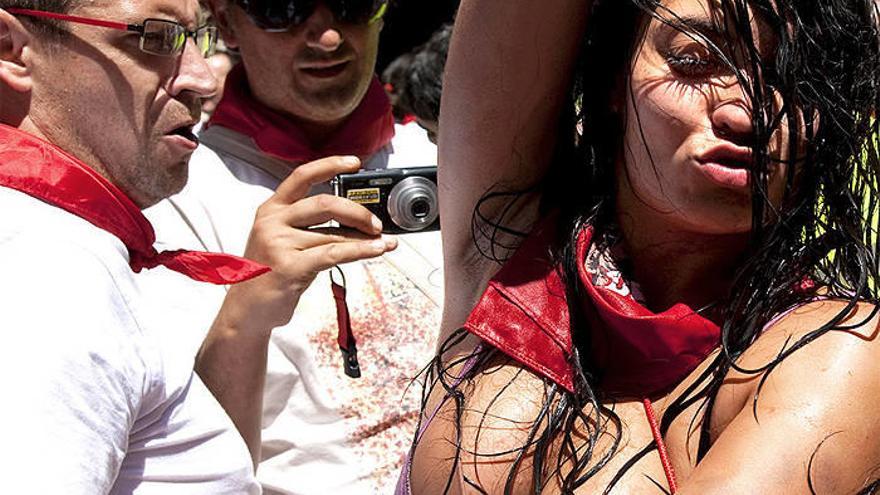 La foto de un pamplonés gana el IV Concurso de Fotografía Erótica de Kukuxumusu y Playboy