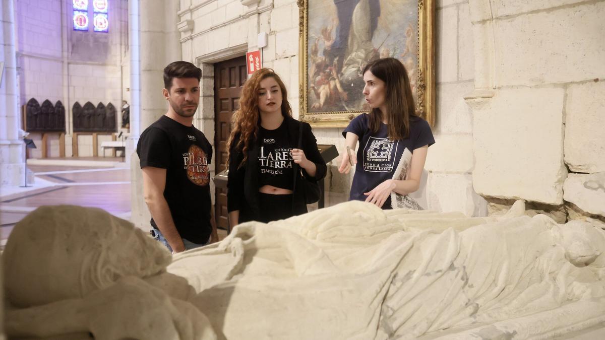 En imágenes: Parte del equipo de &#039;Los pilares de la Tierra, el musical&#039; visita la Catedral Santa María de Vitoria-Gasteiz
