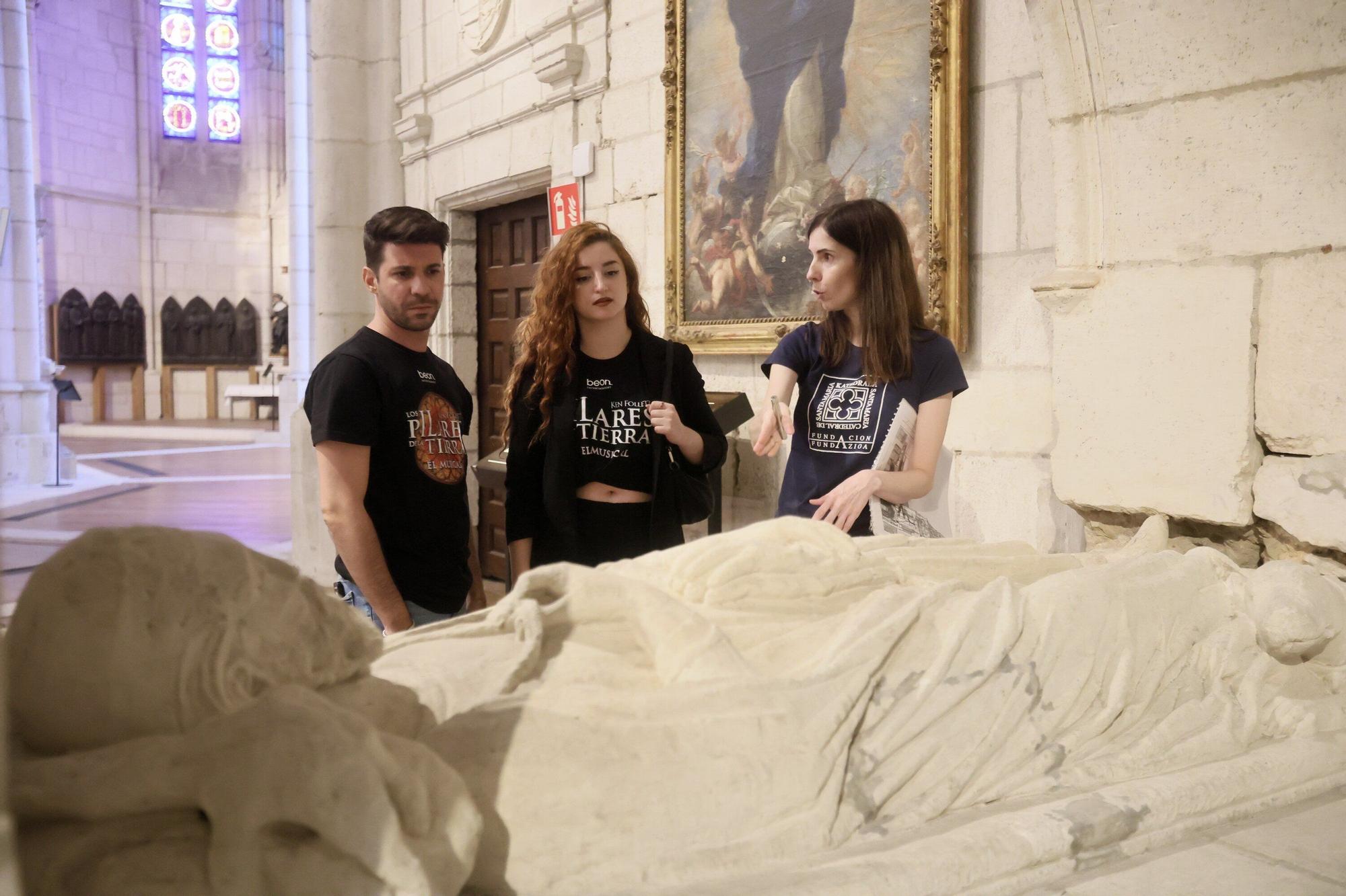 En imágenes: Parte del equipo de 'Los pilares de la Tierra, el musical' visita la Catedral Santa María de Vitoria-Gasteiz