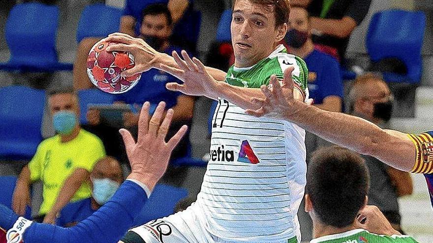 El capitán del Helvetia, Carlos Chocarro, en el partido de la pasada temporada ante el Barcelona.