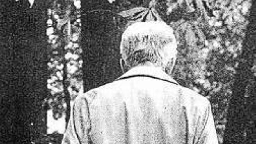 Julio Caro revisa antiguas fotografías y notas con su tío Pío Baroja.