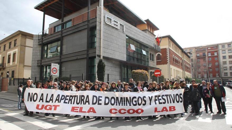 Navarra abrirá sus tiendas en cinco festivos en 2026 y &quot;cierra la puerta a la conciliación&quot;