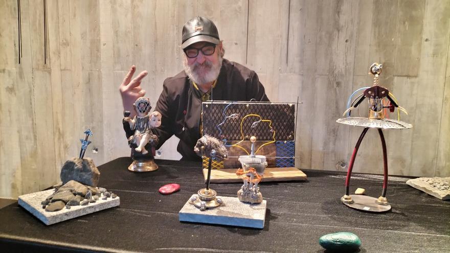 El artista bilbaino Txema Trinkkado crea arte con elementos reciclados