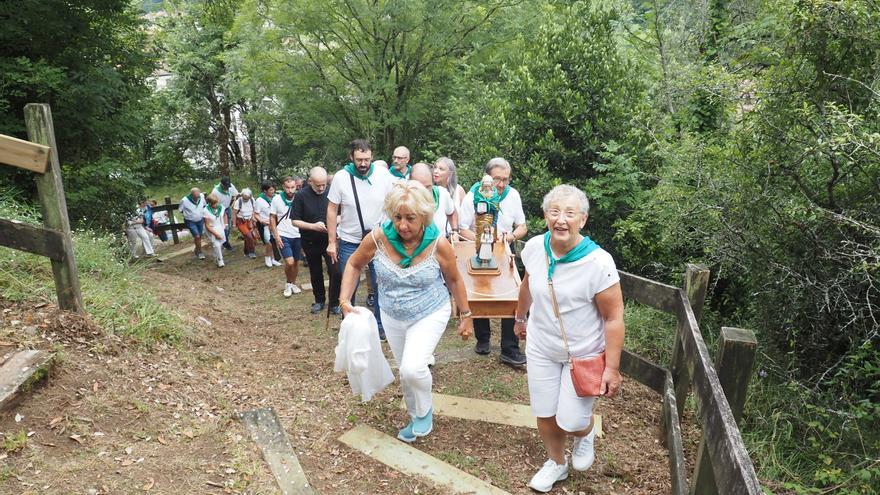 Fiesta en verde y blanco en la ermita de Santa Ana de Mendaro