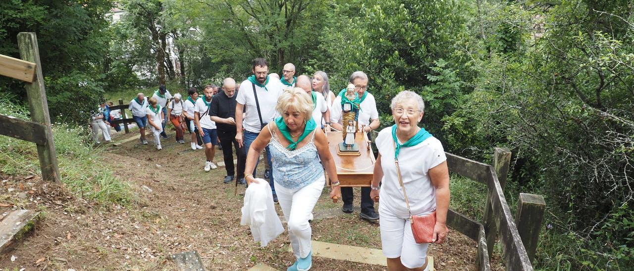 Fiesta en verde y blanco en la ermita de Santa Ana de Mendaro