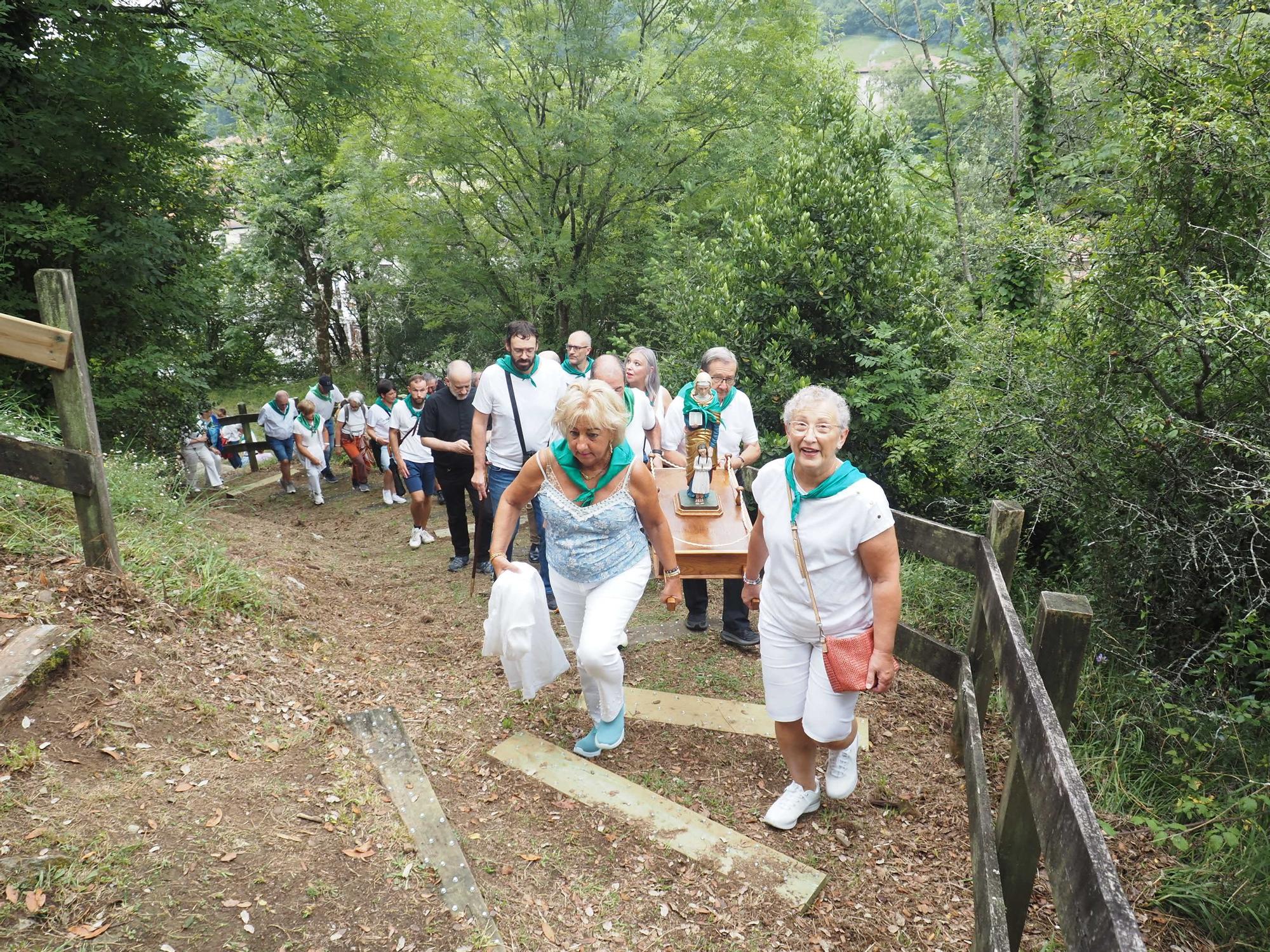 Fiesta en verde y blanco en la ermita de Santa Ana de Mendaro