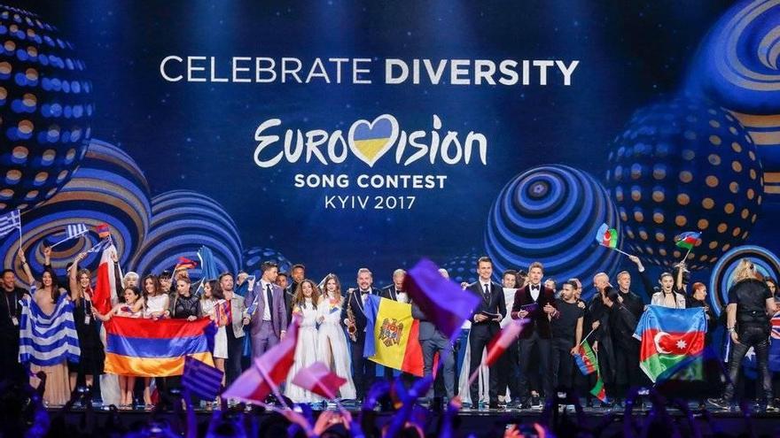 Los cantantes y sus equipos celebran su paso a la final de Eurovisión.