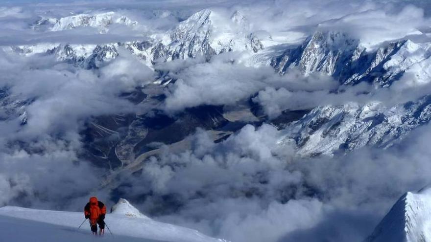 Hallan a un montañero con vida tras pasar 47 días perdido en el Himalaya