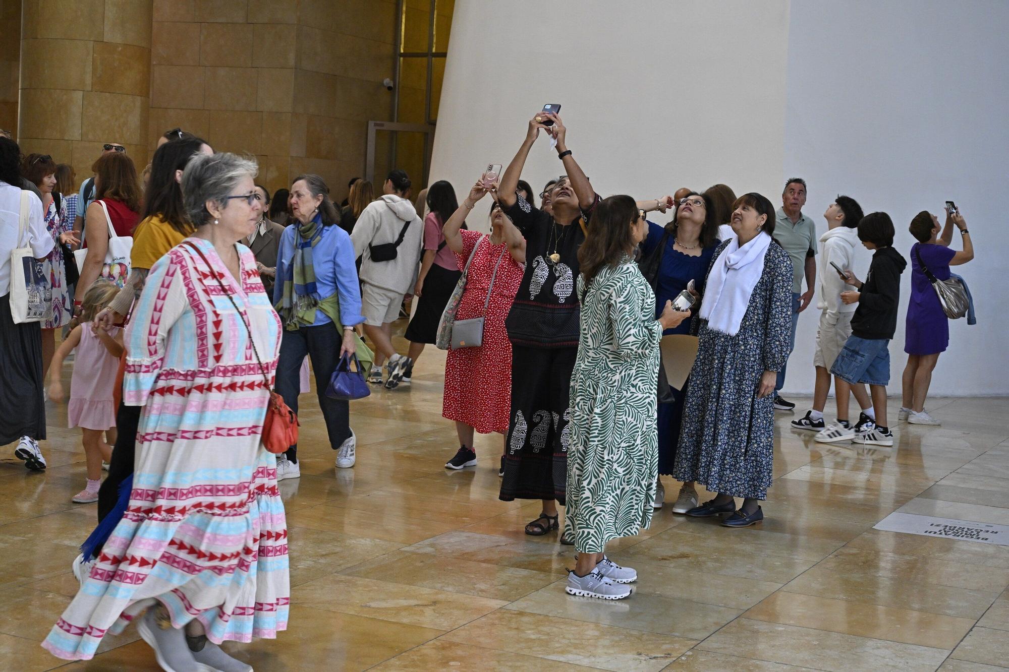El Museo Guggenheim acoge a miles de visitantes en su 28º cumpleaños