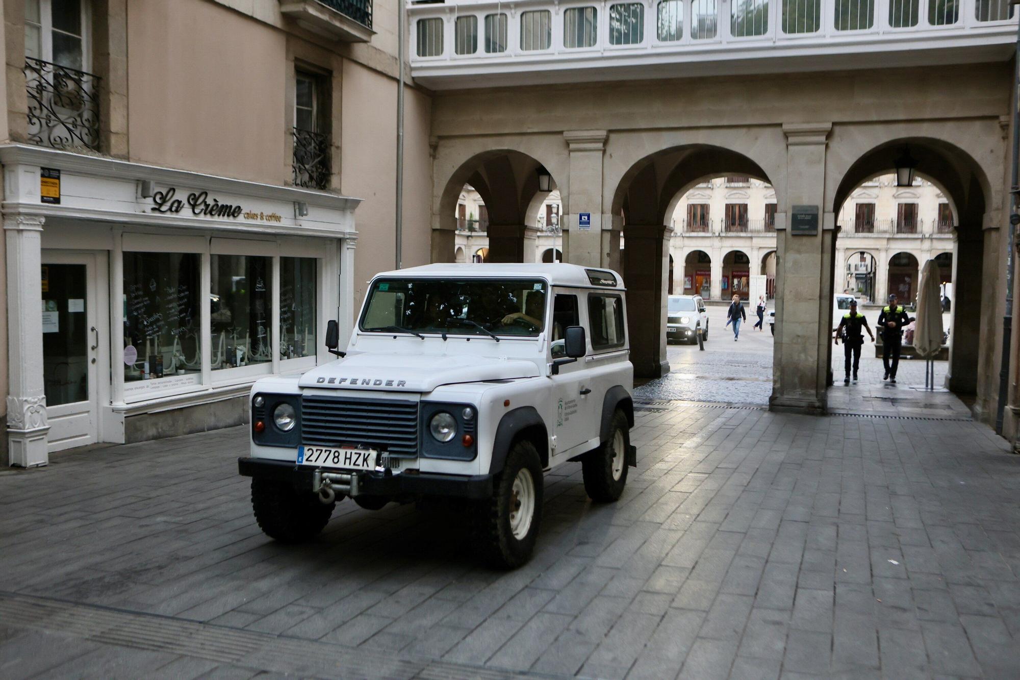 En imágenes: La corporación municipal recorre los mojones en el Día de Olarizu