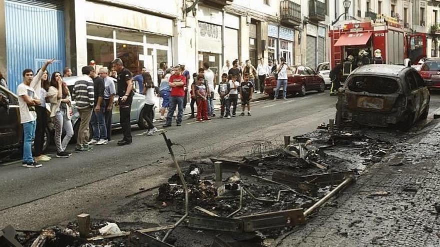 Un coche y varios contenedores calcinados en un incendio en la calle Zabala de Bilbao