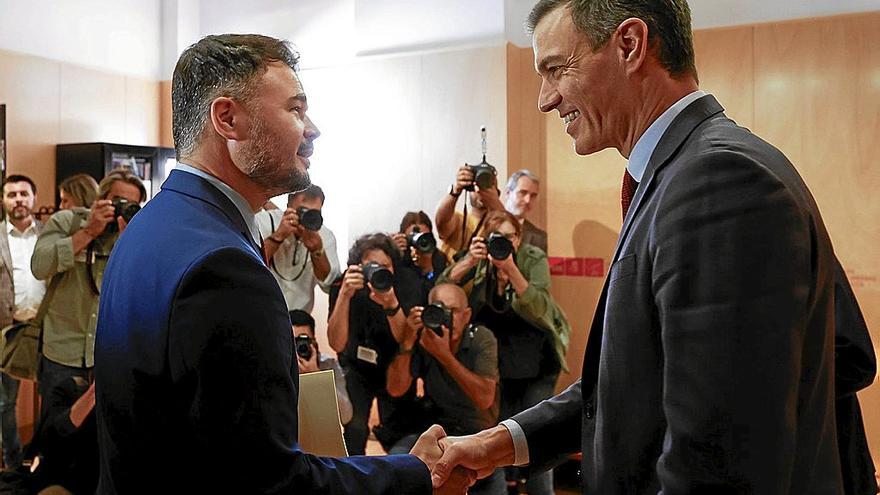 Gabriel Rufián y Pedro Sánchez se reunieron ayer poco después de que el socialista conversara por teléfono con Oriol Junqueras.  | FOTO: EFE