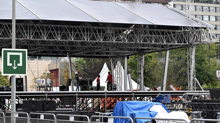 Trabajos a contrarreloj en el escenario de Abandoibarra para llegar a los conciertos de Aste Nagusia