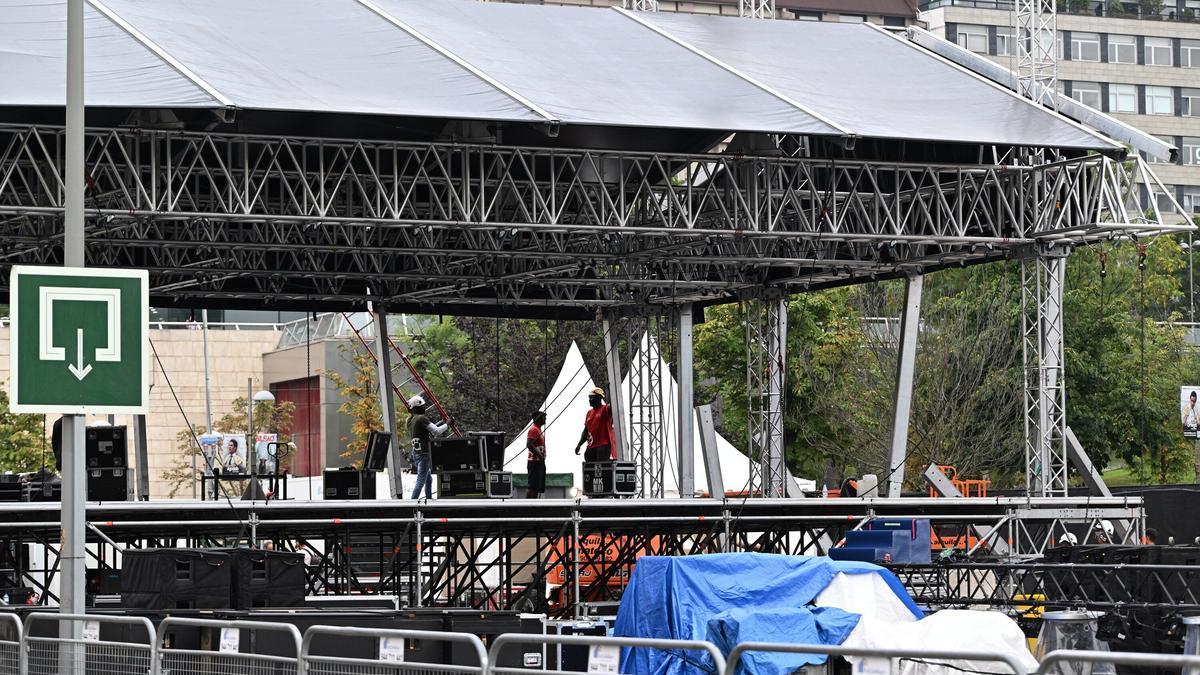 Labores de montaje en el escenario de Abandoibarra