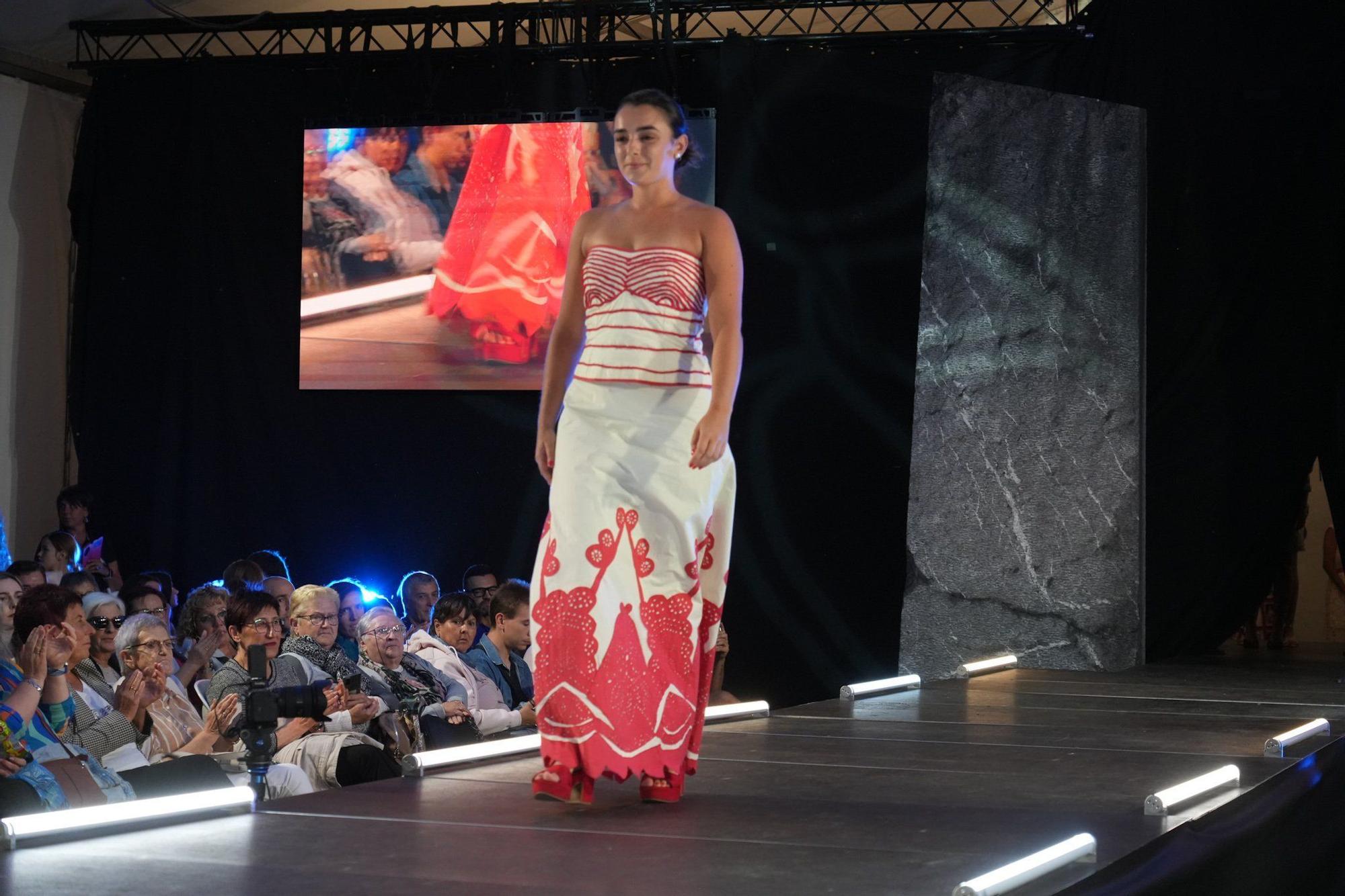 En imágenes: así ha sido el desfile de Vestidos de Papel de Güeñes