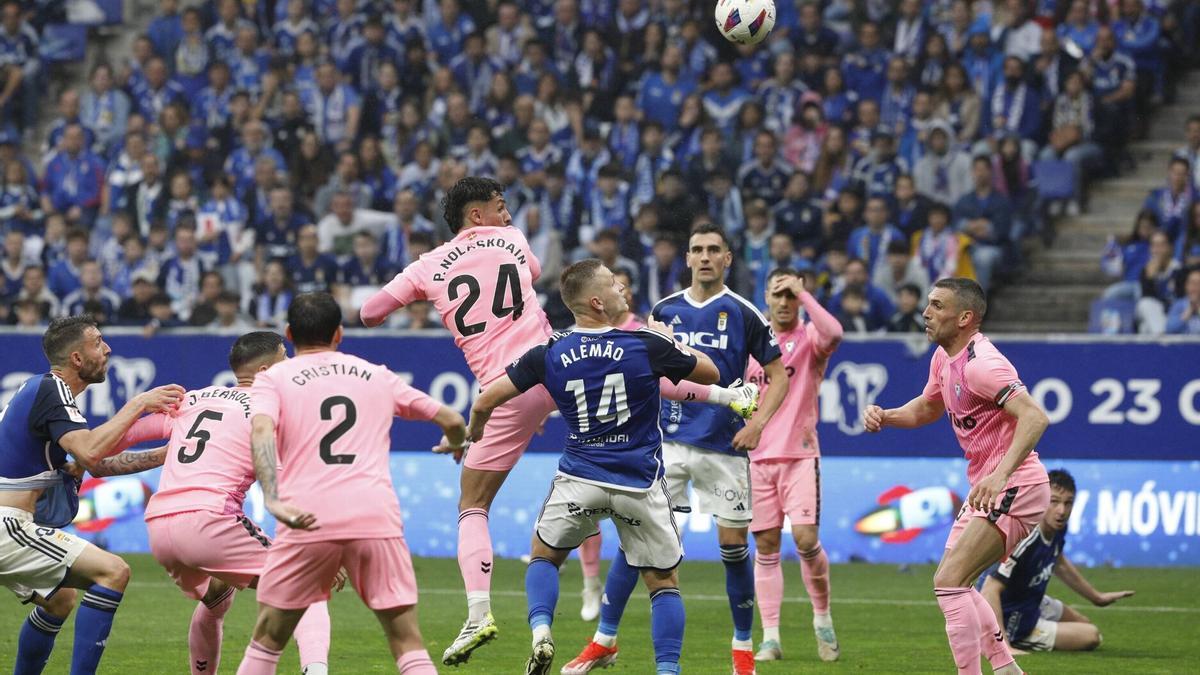 Nolaskoain y Alemão pugnan por un balón aéreo el pasado sábado en Oviedo.