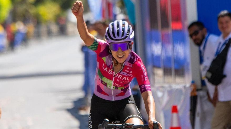 Paula Patiño se luce en El Salvador