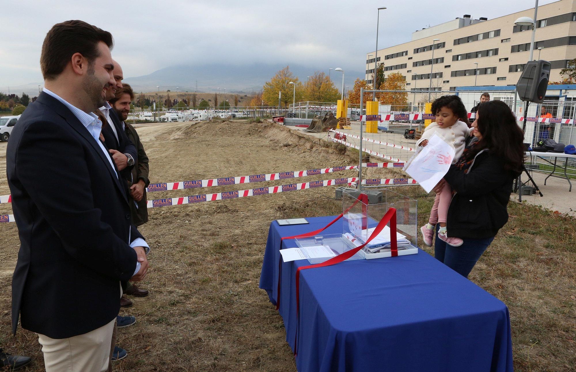 Colocación de la primera piedra de la nueva Escuela Infantil Sarastigorri en Zizur Mayor