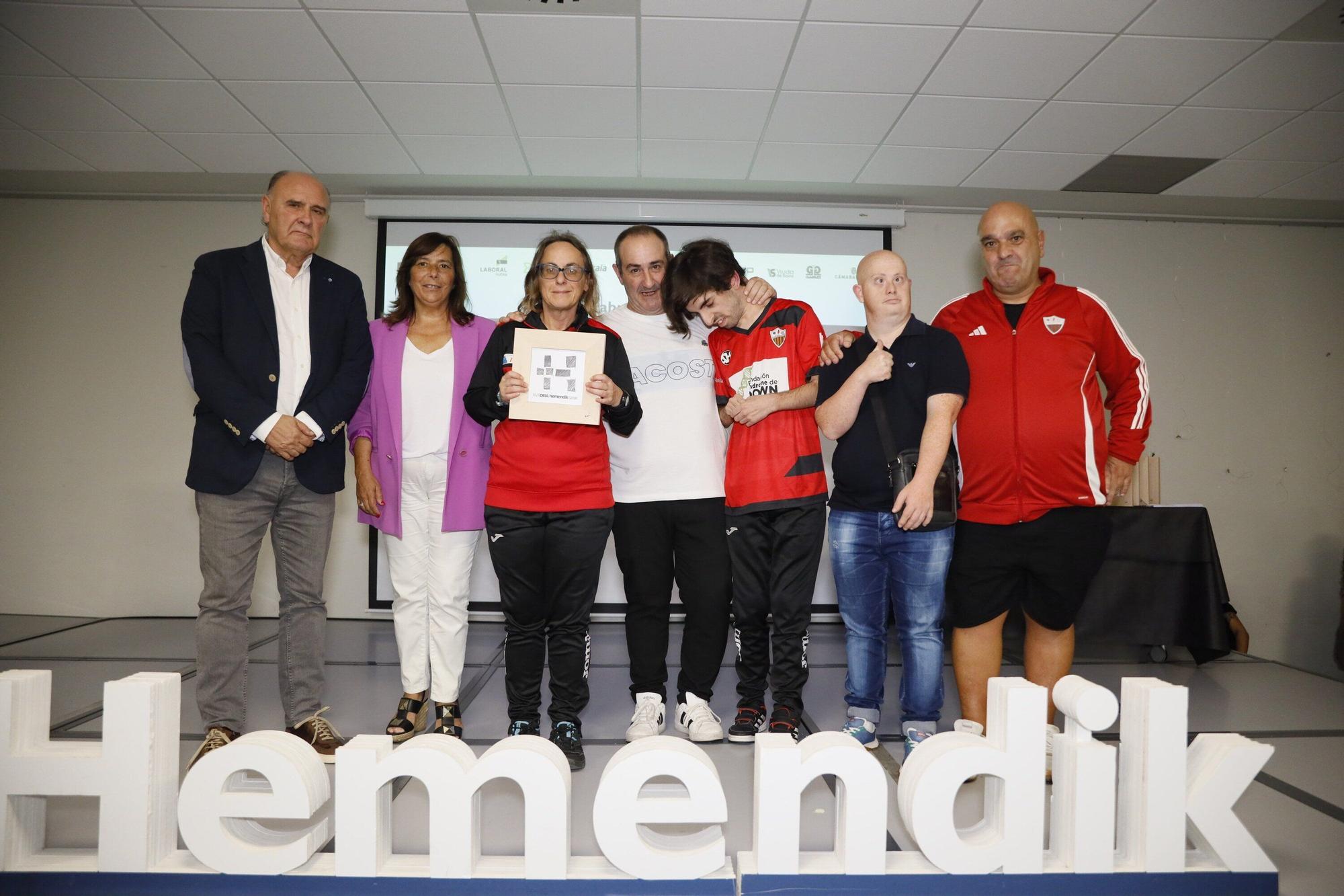 La concejala del Ayuntamiento de Erandio Arantza Rebolleda y Jon Legarreta, de Gaimaz, entregaron el premio a Pedro Cerro y representantes del Astrabuduako FSD.