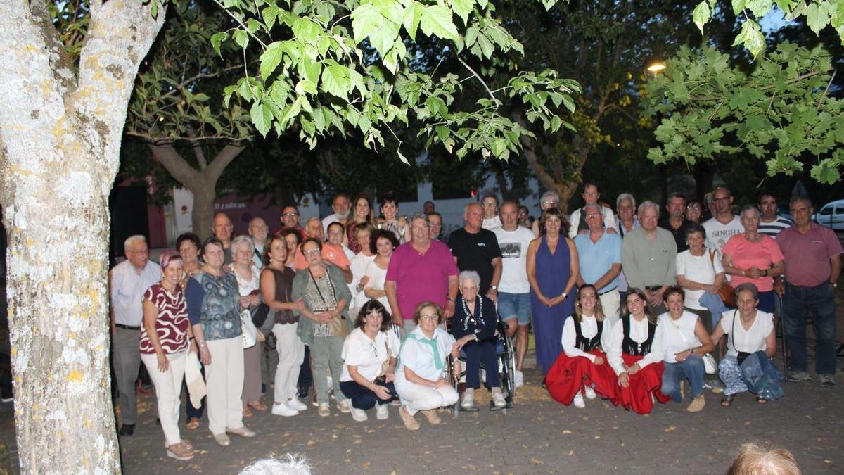 Imagen de recuerdo con la vicepresidenta segunda del Gobierno y consejera Ana Ollo, en el centro, entre familiares, Coporación y participantes.