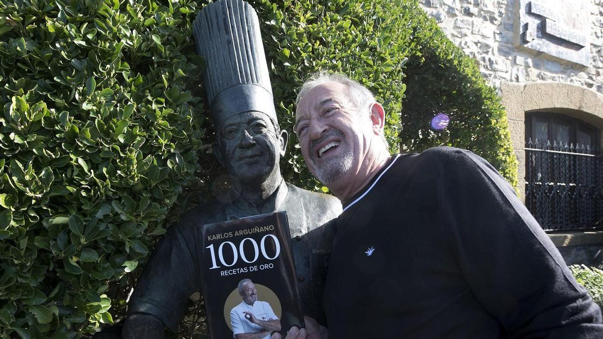 Karlos Arguiñano junto a su libro '1000 recetas de oro' Karlos Arguiñano junto a su libro '1000 recetas de oro'
