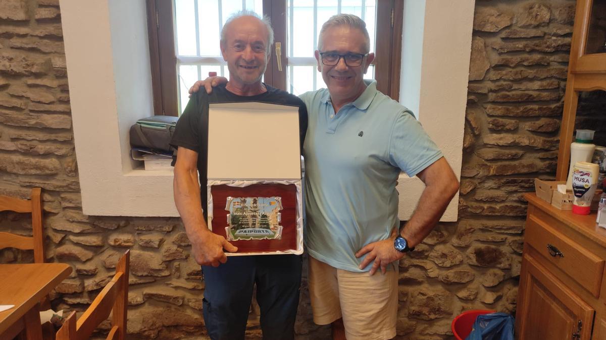 Iñaki Apezetxea junto a Toni Romero con la placa que le regaló el paiportino en forma de agradecimiento.