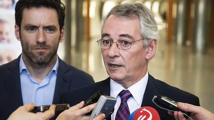 El portavoz económico del PP vasco, Antón Damborenea (d), junto al diputado Borja Sémper, tras la reunión con el consejero de Hacienda y Economía, Pedro Azpiazu.