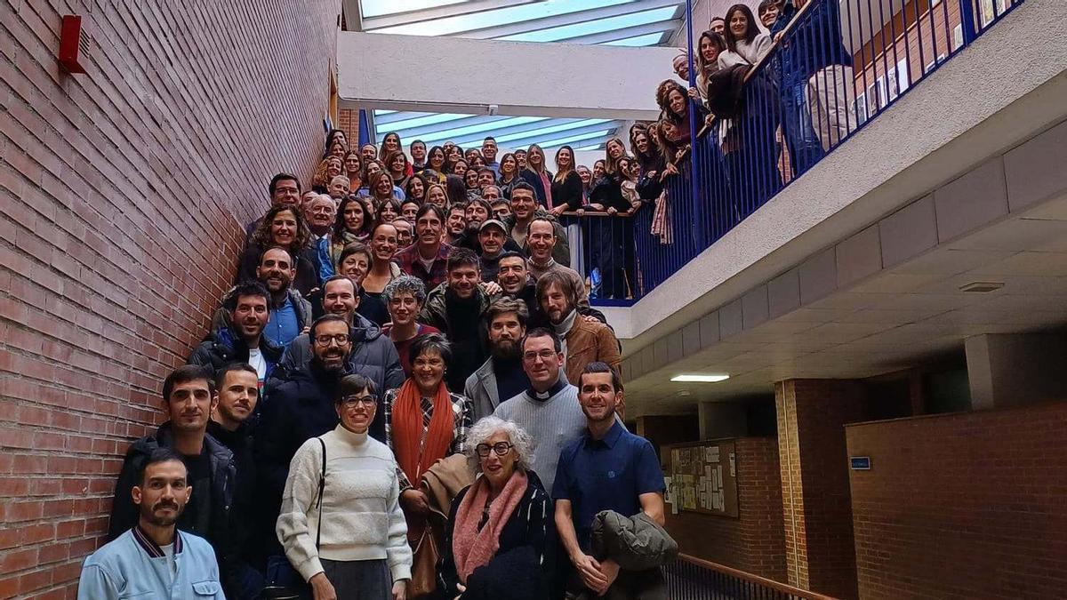 Los y las asistentes posan en el interior del centro con algunos de sus antiguos profesores y profesoras