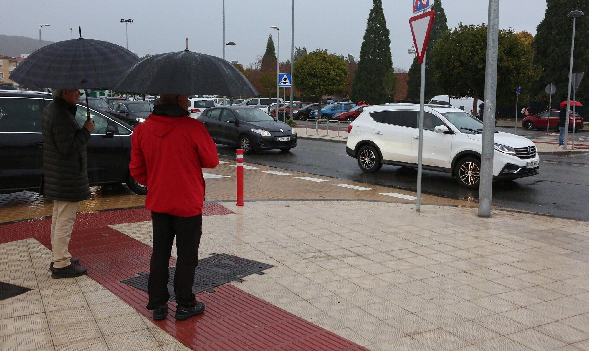 Movilización vecinal en la Txantrea contra los coches mal aparados a la salida del colegio