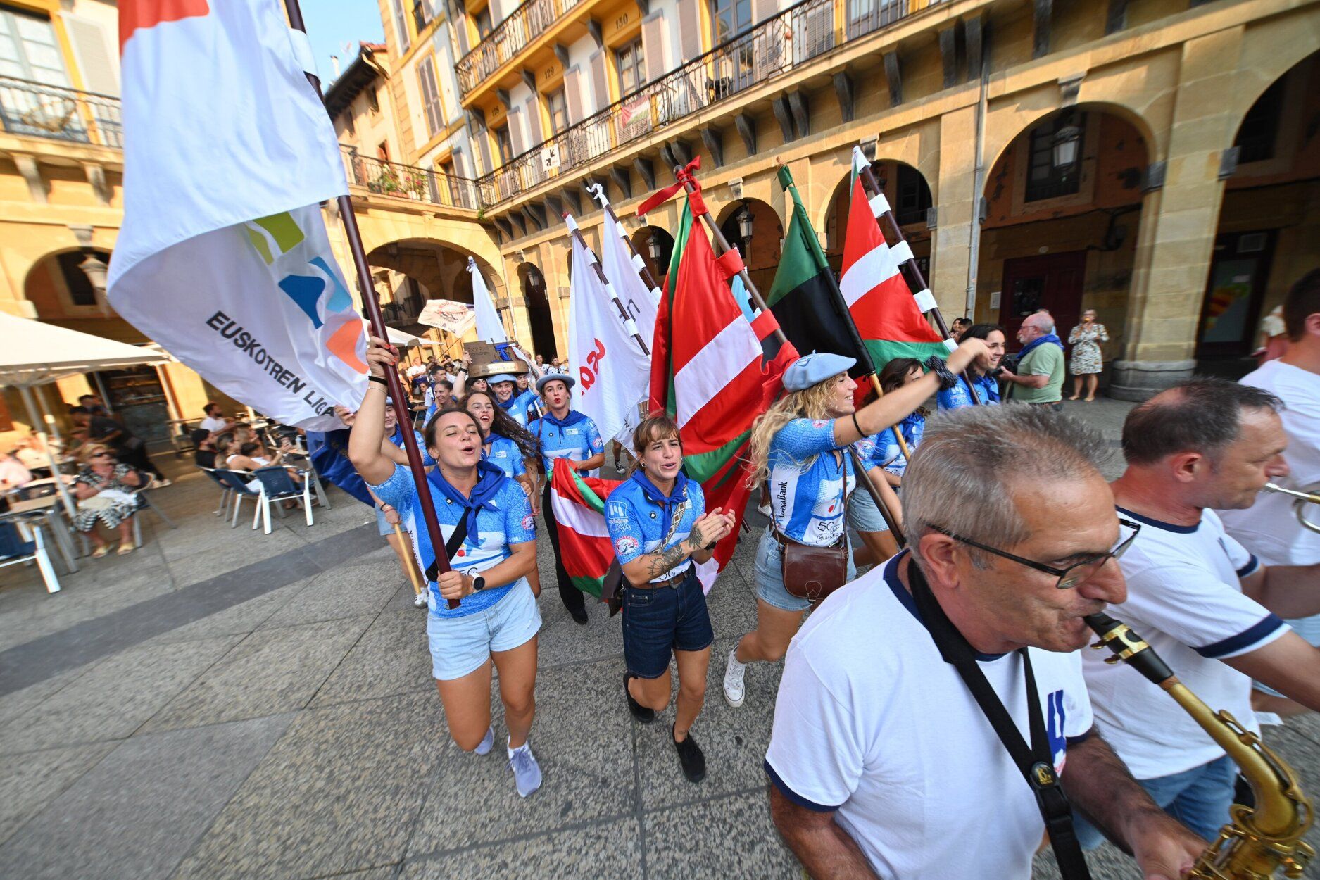 Donostia Arraun Lagunak exhibe sus banderas y la Liga Euskotren