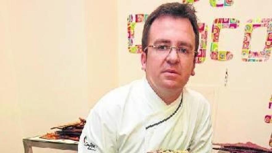 Pere Rossel, rodeado de chocolates, en la nueva pastelería que Bizkarra ha abierto en Bilbao.