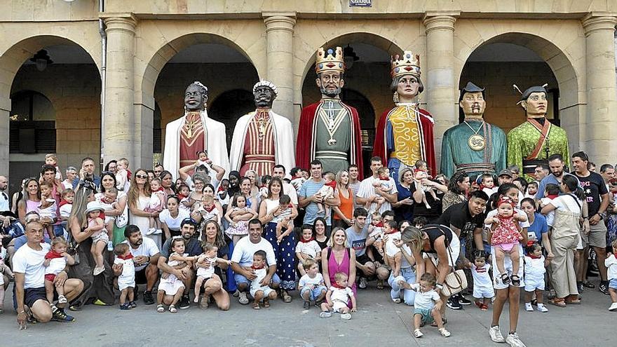 Los niños y niñas nacidas en 2024 ya tienen su pañuelico de fiestas de Tafalla
