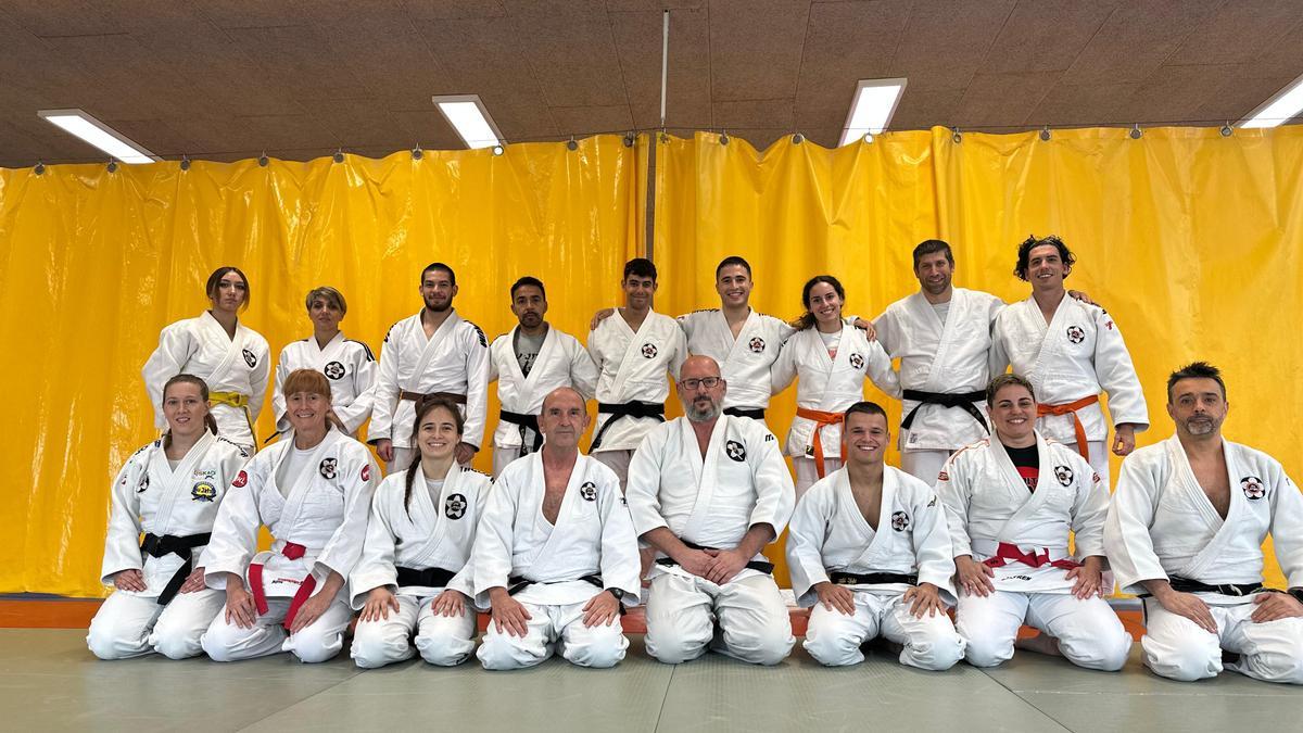 Foto de grupo de los participantes del curso de Jiu-Jitsu.