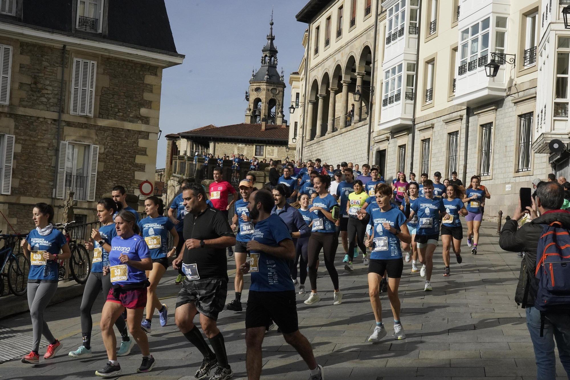 En imágenes: Miles de personas conquistan la Almendra de Gasteiz