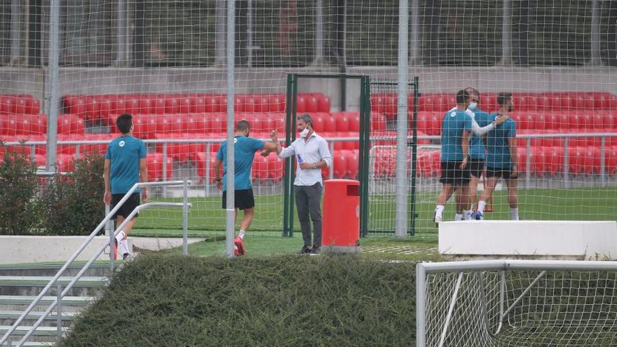 Rafa Alkorta saluda a Mikel Balenziaga antes de comenzar el primer entrenamiento del Athletic.