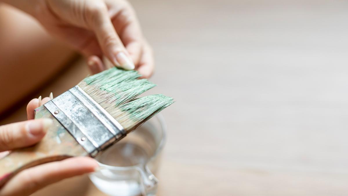 Una persona pinta las paredes de su casa