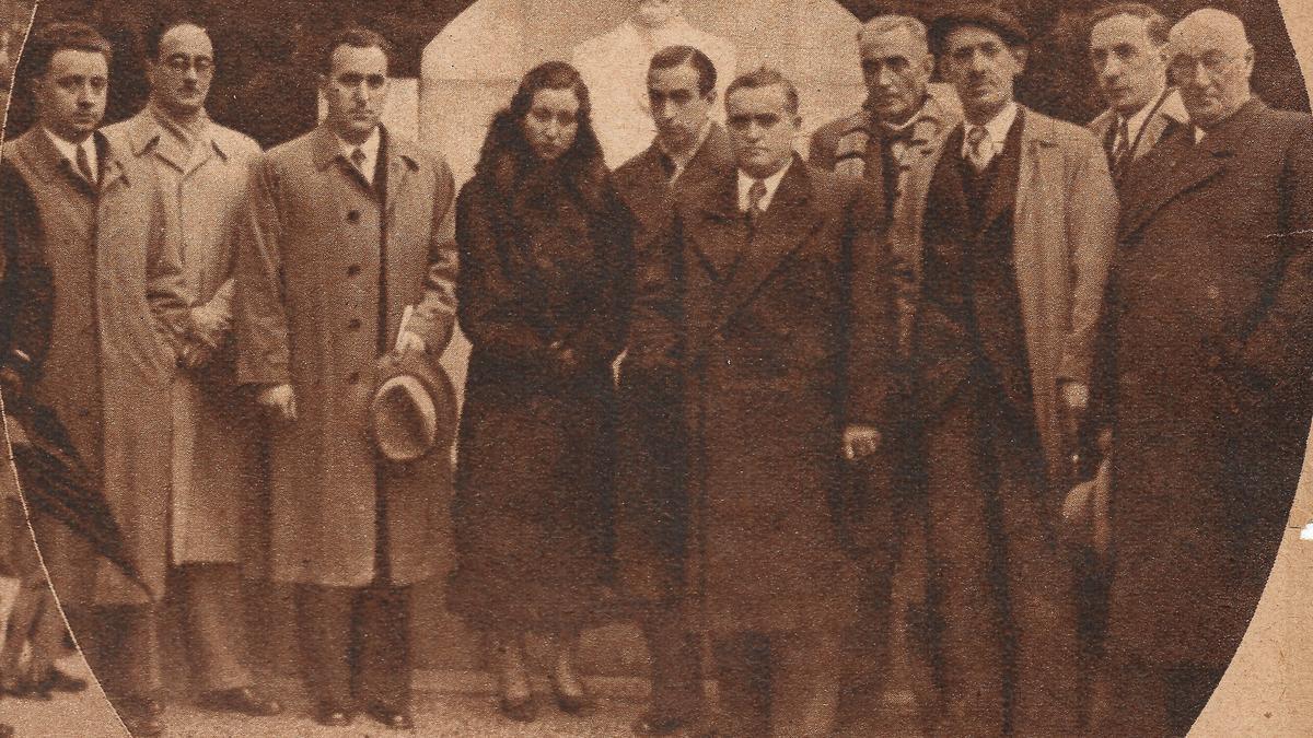 Vicente –con el sombrero en la mano– y su hermana Dolores durante la inauguración del monumento a su padre en Eibar, en 1935.
