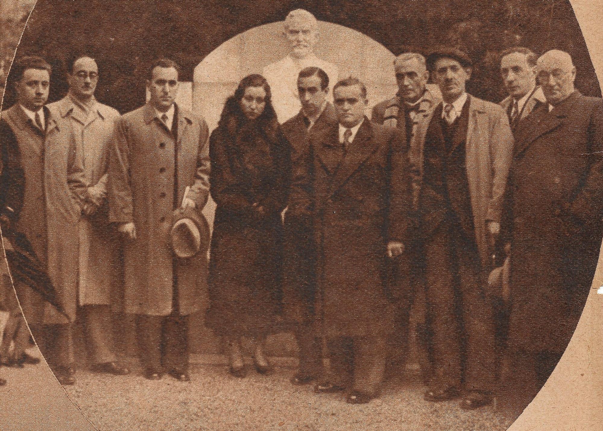 Vicente –con el sombrero en la mano– y su hermana Dolores durante la inauguración del monumento a su padre en Eibar, en 1935.