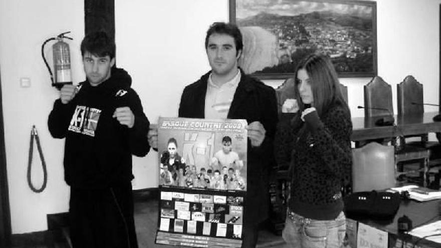 Los kick-boxer Ander Azurmendi e Itziar Lorea junto al edil de Deportes, Iban San Martín.